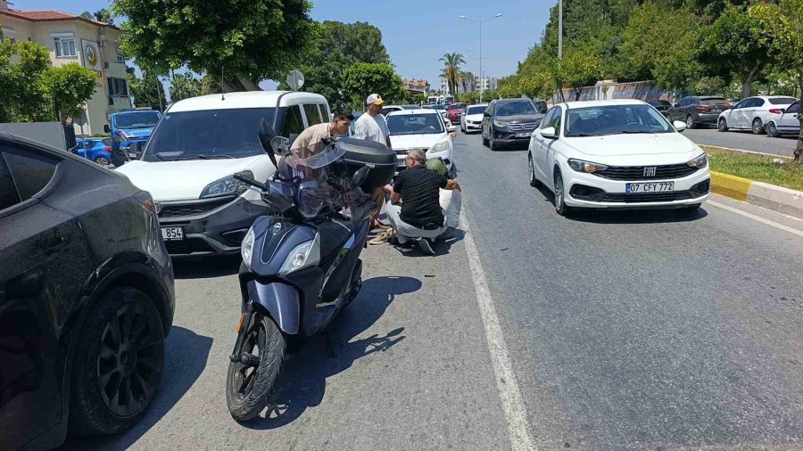 Elektrikli Otomobille Çarpışan Motosikletli Yaralandı