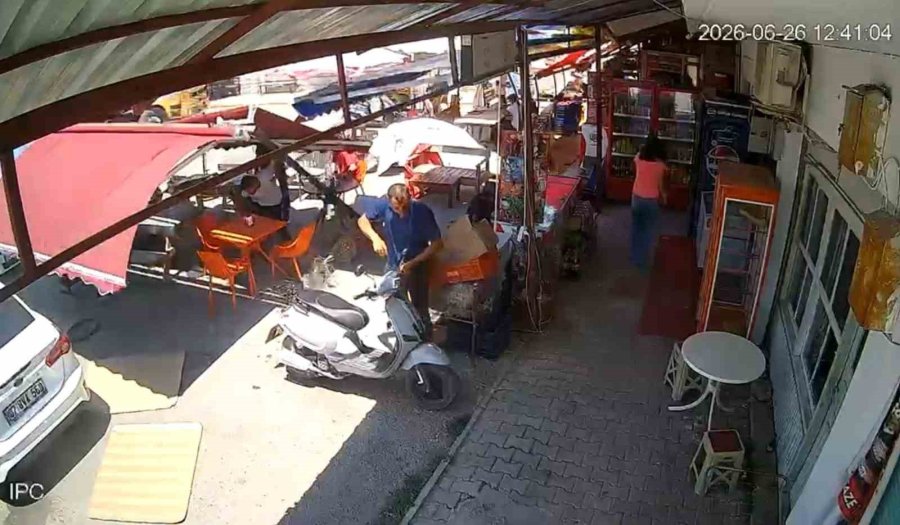 Serik’te Hortum Paniği: Tente Müşterilerin Üzerine Çöktü, Facia Saniyelerle Atlatıldı