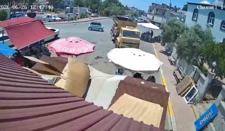 Serik’te Hortum Paniği: Tente Müşterilerin Üzerine Çöktü, Facia Saniyelerle Atlatıldı
