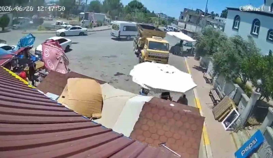 Serik’te Hortum Paniği: Tente Müşterilerin Üzerine Çöktü, Facia Saniyelerle Atlatıldı