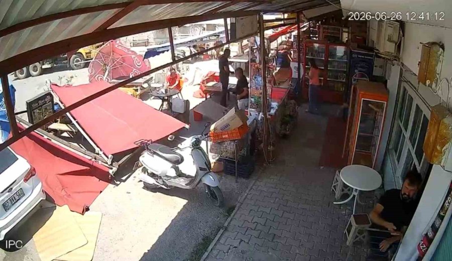 Serik’te Hortum Paniği: Tente Müşterilerin Üzerine Çöktü, Facia Saniyelerle Atlatıldı