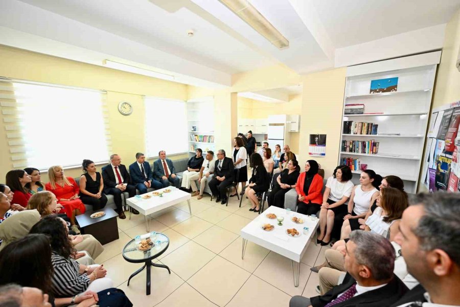 Antalya’da 484 Bin 576 Öğrenci Karne Heyecanı Yaşadı