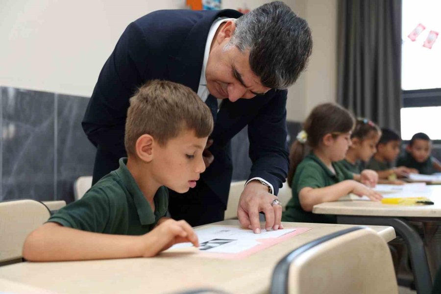 Kaymakam Şener, Öğrencilerin Karne Mutluluğuna Ortak Oldu