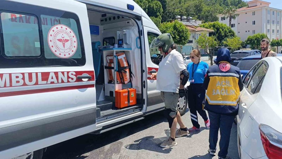 Elektrikli Otomobille Çarpışan Motosikletli Yaralandı