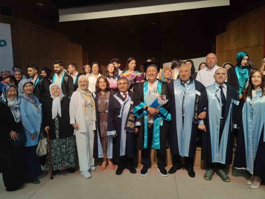 64 Yaşında Mezuniyet Gururu Yaşadı, Yarım Kalan Eğitim Hayalini Dereceyle Tamamladı