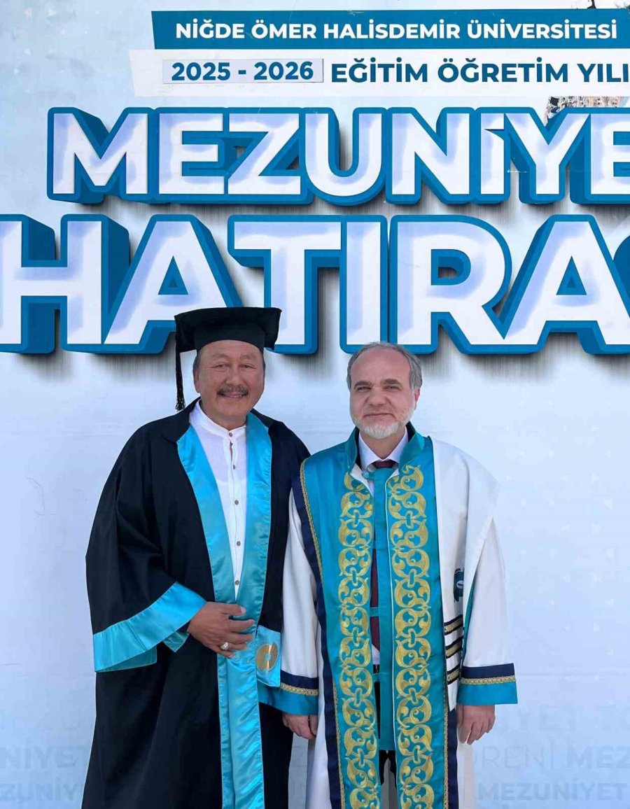 64 Yaşında Mezuniyet Gururu Yaşadı, Yarım Kalan Eğitim Hayalini Dereceyle Tamamladı