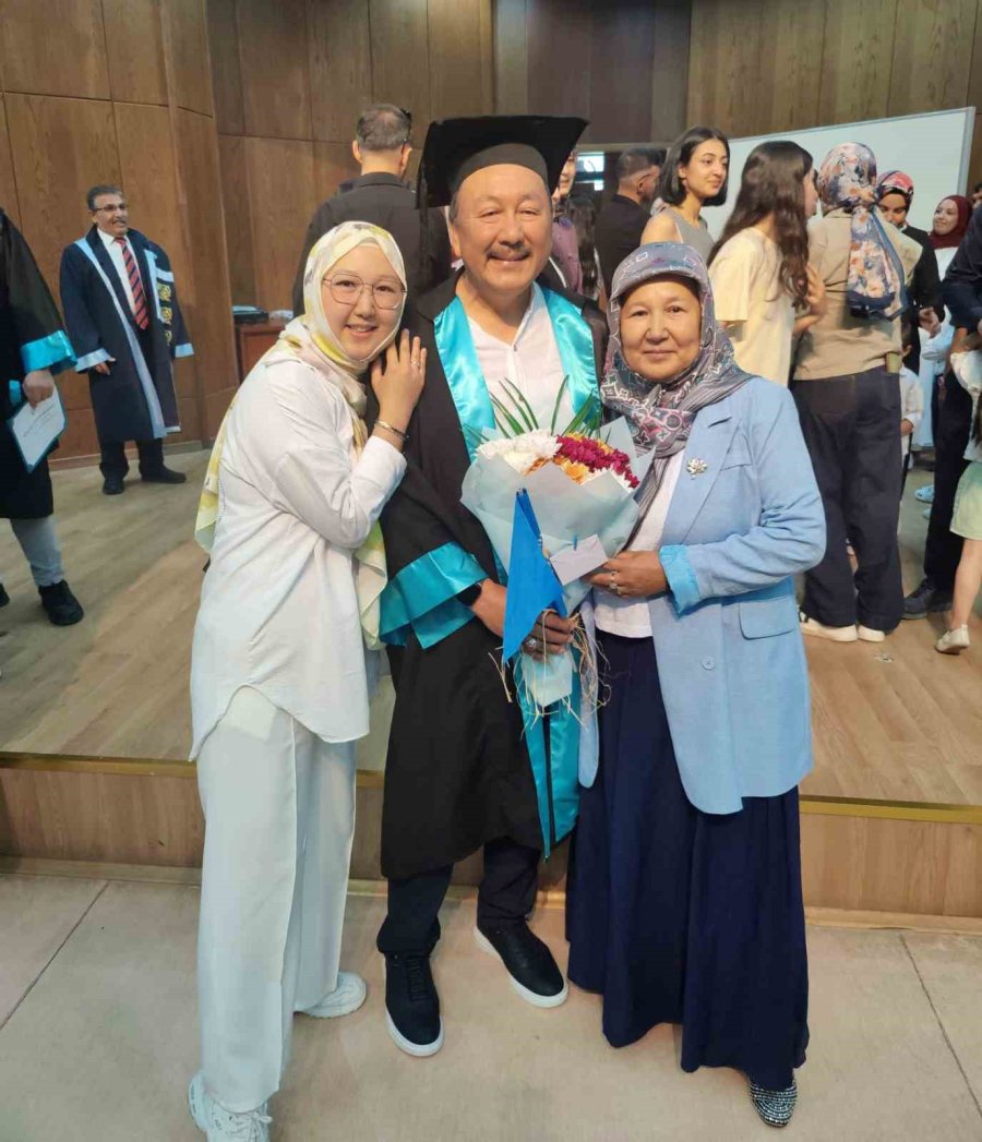 64 Yaşında Mezuniyet Gururu Yaşadı, Yarım Kalan Eğitim Hayalini Dereceyle Tamamladı