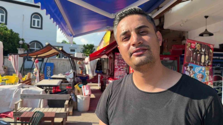Serik’te Hortum Paniği: Üzerine Tente Devrilen Vatandaşın Yardımına Çevredekiler Yetişti