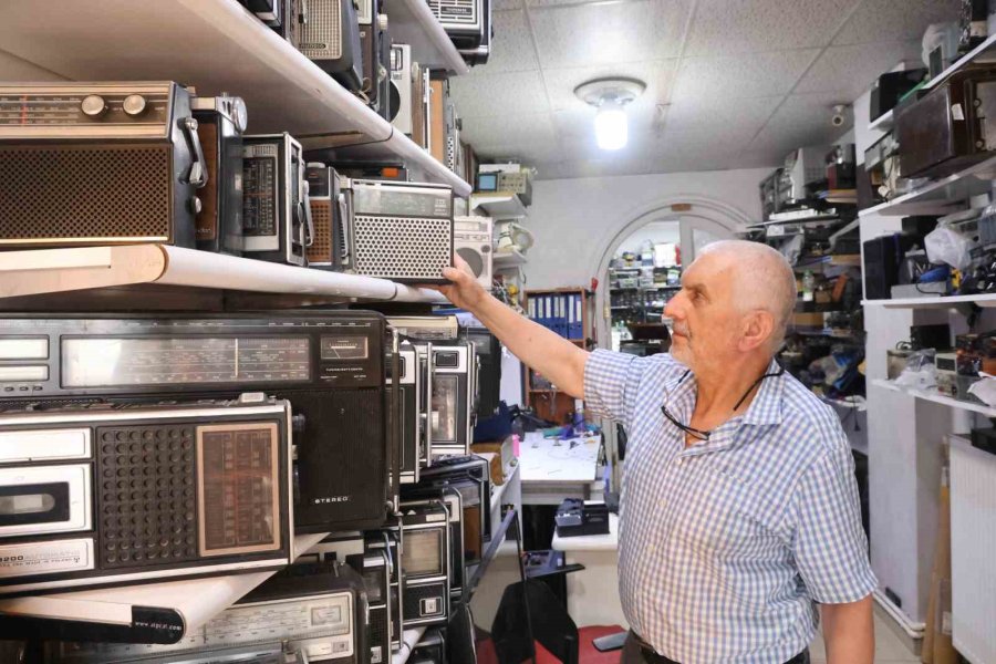 Çöpe Atılmasın Diye 80-100 Yıllık Radyoları Çalışır Hale Getiriyor