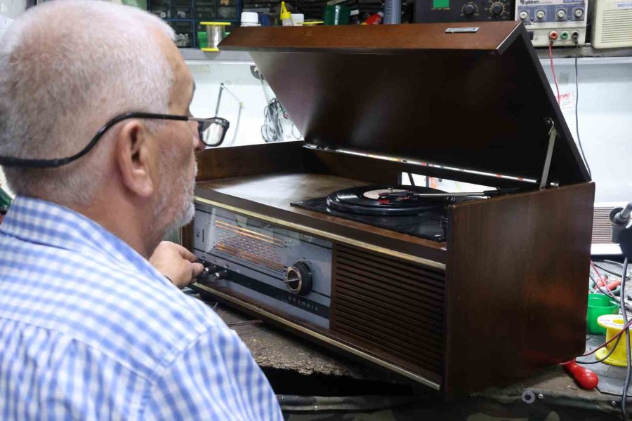Çöpe Atılmasın Diye 80-100 Yıllık Radyoları Çalışır Hale Getiriyor