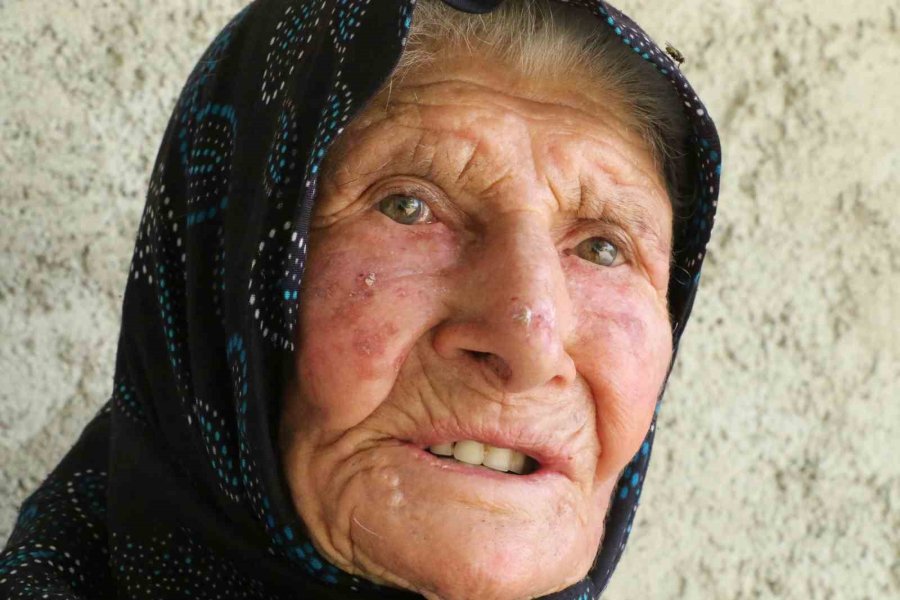 Antalya’nın Süper Çobanı Emine Nine: 94 Yaşında, 90 Yıldır Keçileriyle Dağlarda