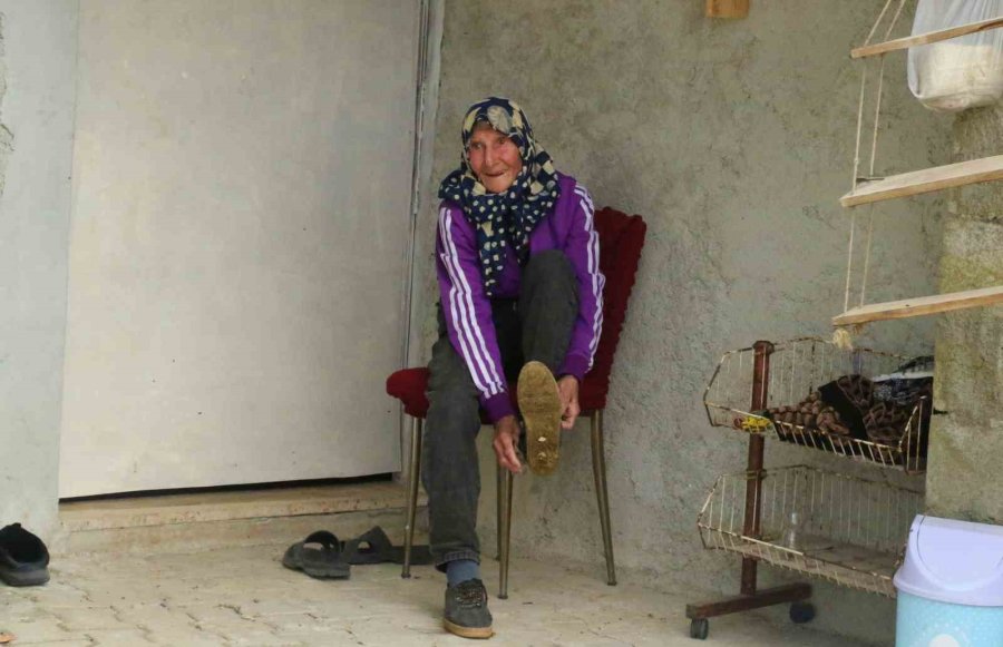 Antalya’nın Süper Çobanı Emine Nine: 94 Yaşında, 90 Yıldır Keçileriyle Dağlarda