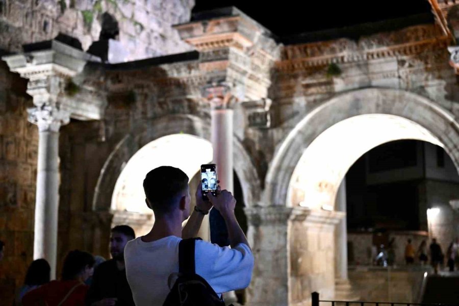 Antalya’nın Tarihi Kapısı Aydınlatıldı
