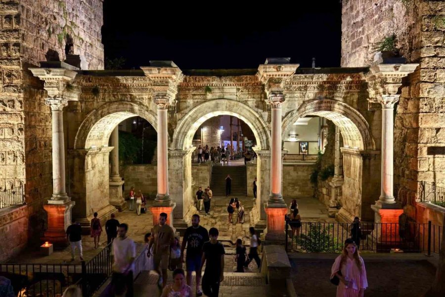 Antalya’nın Tarihi Kapısı Aydınlatıldı