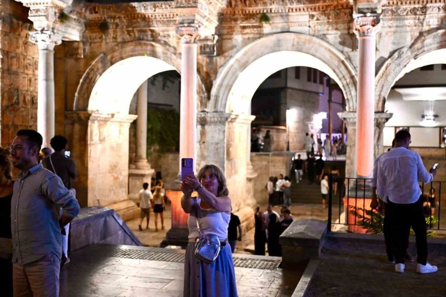 Antalya’nın Tarihi Kapısı Aydınlatıldı