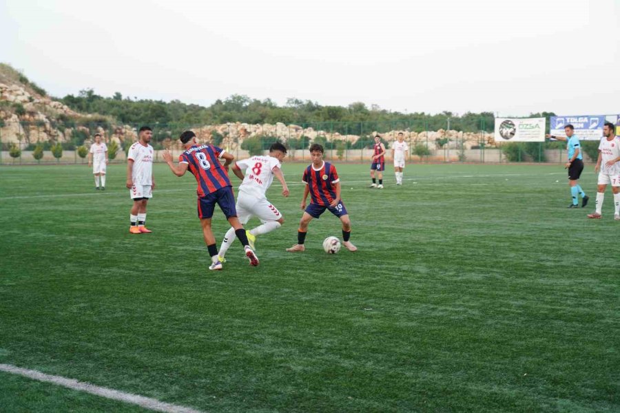 Kadınların İlgi Gösterdiği Futbol Turnuvası Başladı: Tepeler Seyirciyle Doldu