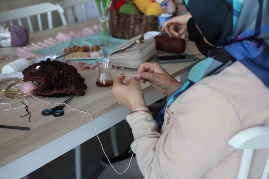 Kalabalıktan Sıkıldılar, Hayallerini Örgü Kafeyle Gerçeğe Dönüştürdüler