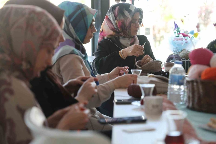 Kalabalıktan Sıkıldılar, Hayallerini Örgü Kafeyle Gerçeğe Dönüştürdüler