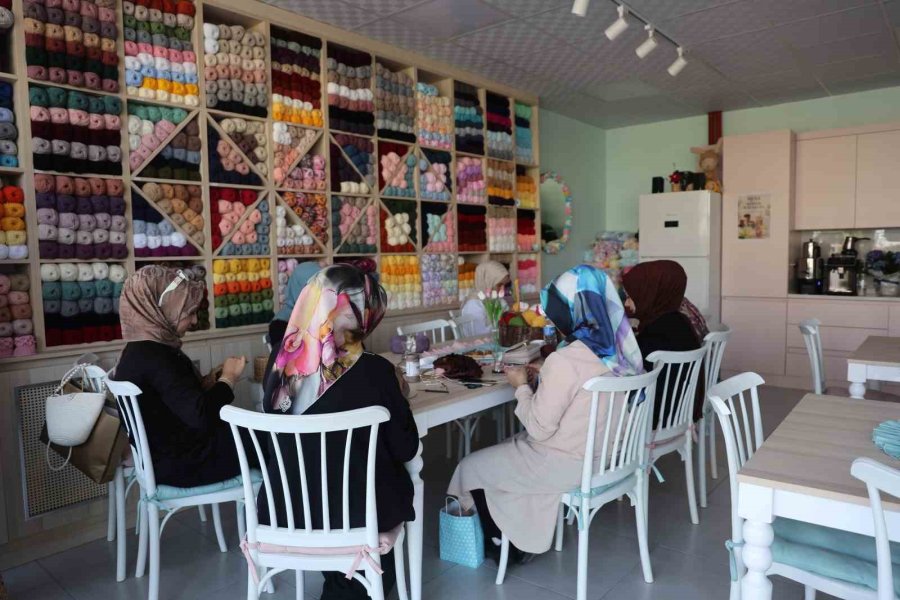 Kalabalıktan Sıkıldılar, Hayallerini Örgü Kafeyle Gerçeğe Dönüştürdüler