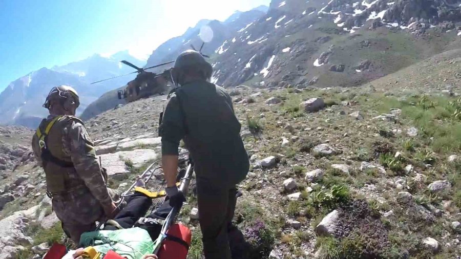 Aladağlar’da Mahsur Kalan Dağcının Kurtarılma Anları Kamerada