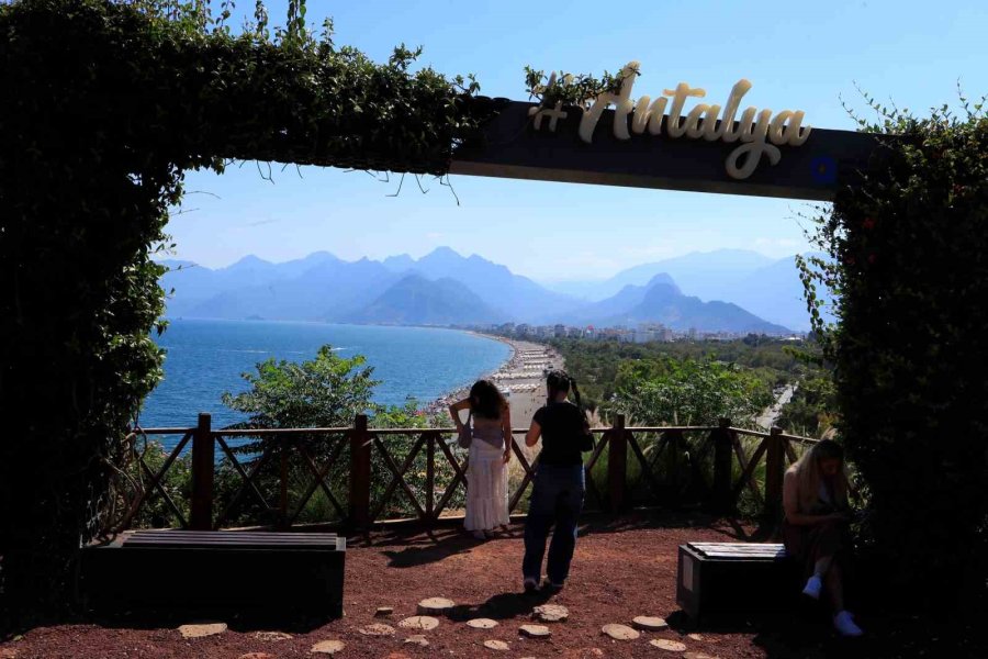 Antalya’da Termometreler 41 Dereceyi Gösterdi, Hissedilen Sıcaklık Bunalttı