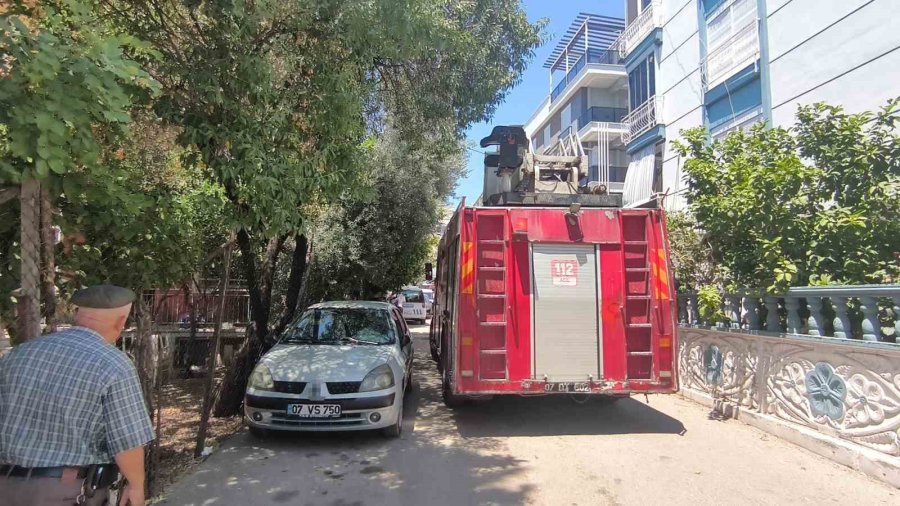 Annesine Sinirlendi Kendini Eve Kapatıp Yakmaya Çalıştı, Mahallede Korku Ve Öfke Dolu Anlar