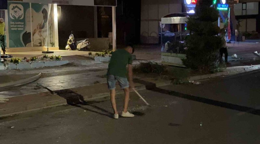 Kontrolden Çıkan Otomobil Ortalığı Savaş Alanına Çevirdi