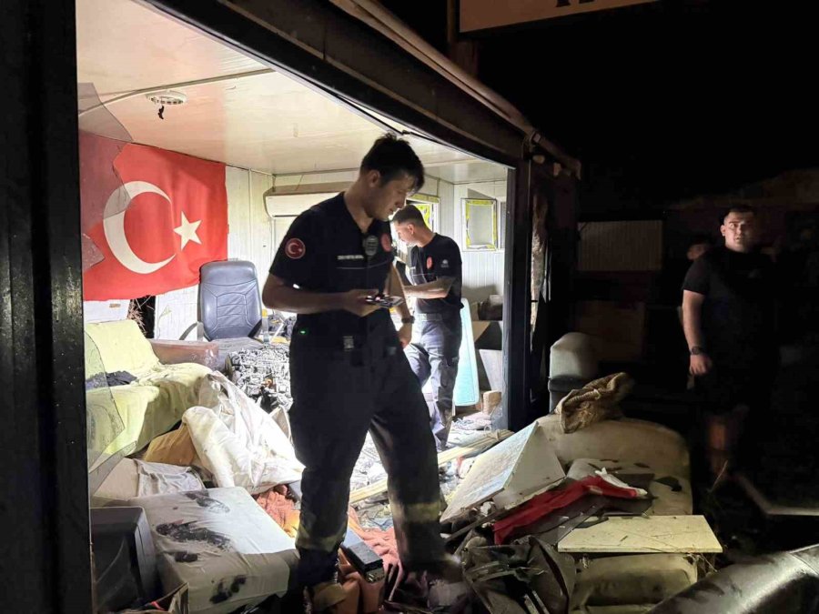 Direğe Çarpan Otomobilin Motoru Fırlayıp İşçilerin Kaldığı Barakaya Uçtu: 1 Ağır Yaralı