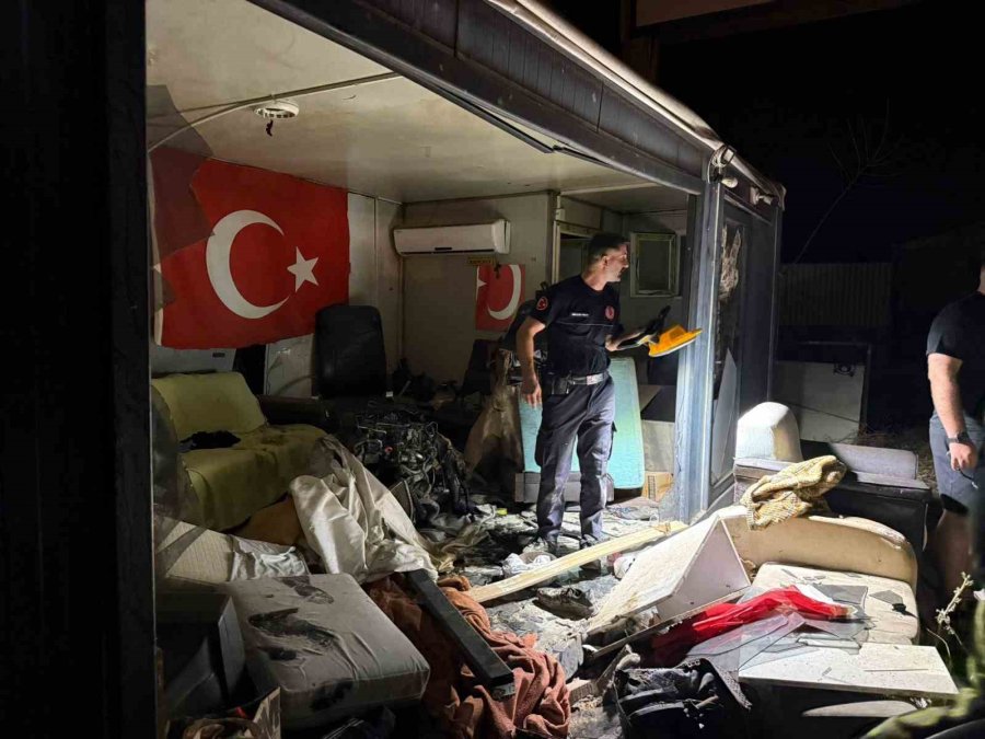 Direğe Çarpan Otomobilin Motoru Fırlayıp İşçilerin Kaldığı Barakaya Uçtu: 1 Ağır Yaralı