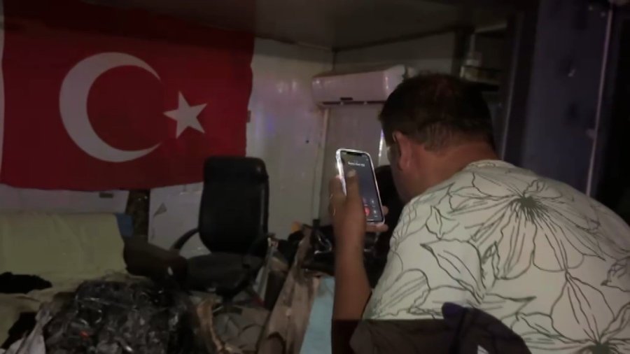 Direğe Çarpan Otomobilin Motoru Fırlayıp İşçilerin Kaldığı Barakaya Uçtu: 1 Ağır Yaralı