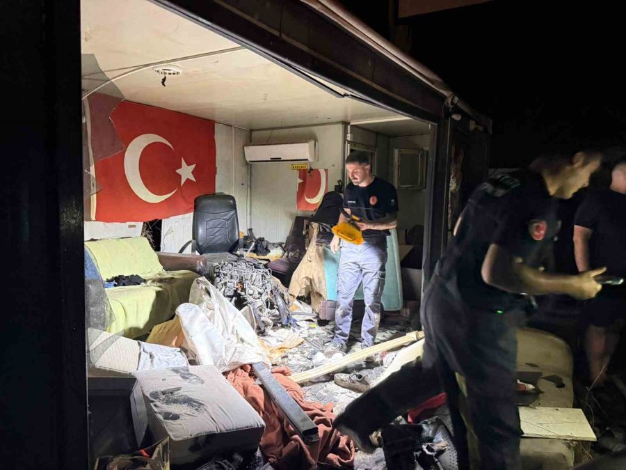 Direğe Çarpan Otomobilin Motoru Fırlayıp İşçilerin Kaldığı Barakaya Uçtu: 1 Ağır Yaralı