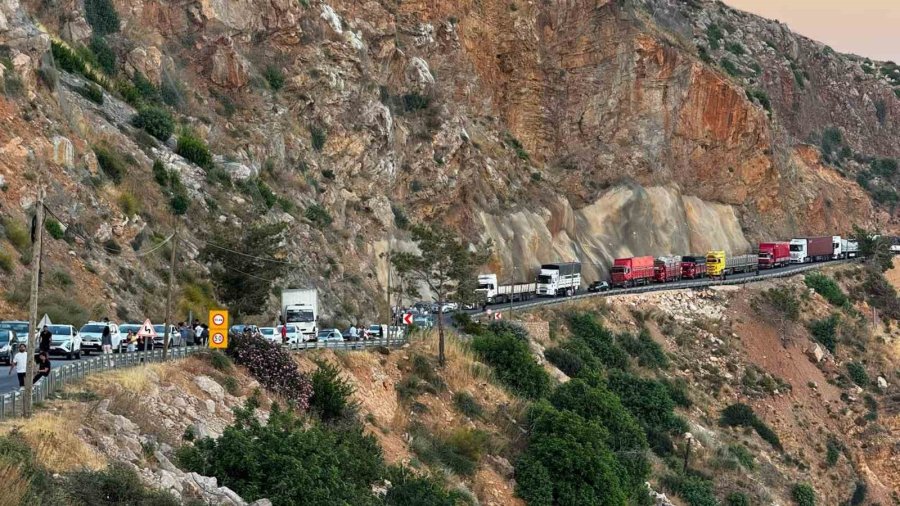 Mersin’de Yola Akan Mazot Zincirleme Kazaya Neden Oldu, 4 Araç Birbirine Girdi