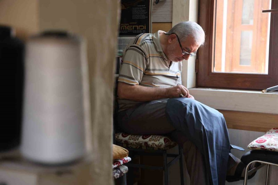 12 Metrekarelik Dükkanda İğne İle Dokuyarak Geçen Ömür
