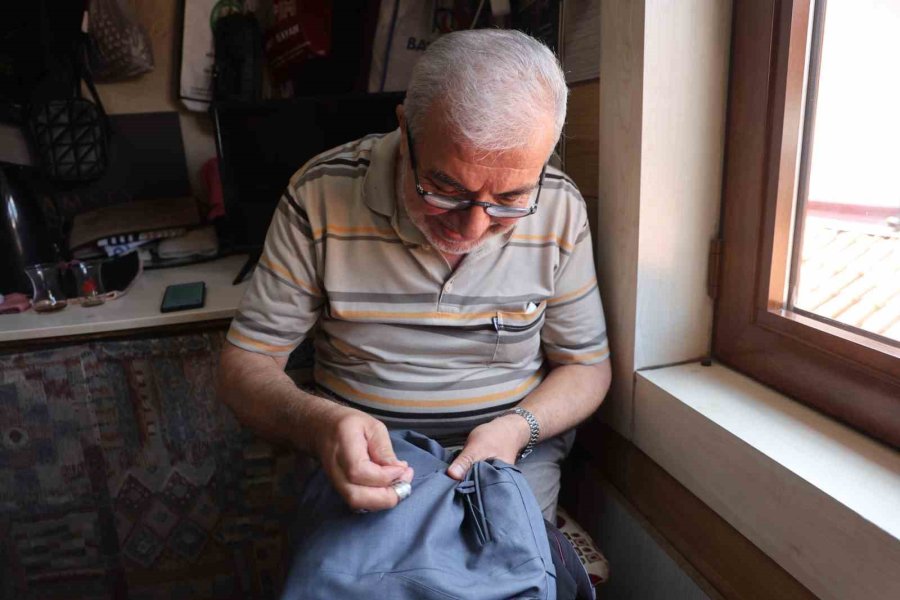 12 Metrekarelik Dükkanda İğne İle Dokuyarak Geçen Ömür