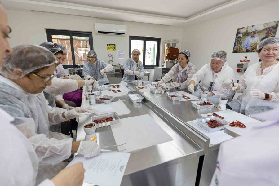 Mersin’de Coğrafi İşaretli Kan Portakalı Yeni Bir Ürüne Dönüştü