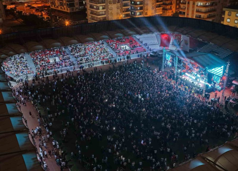 Yks Sonrası Gençler Derya Uluğ Konserinde Buluştu