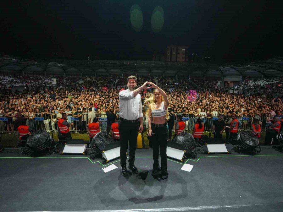 Yks Sonrası Gençler Derya Uluğ Konserinde Buluştu