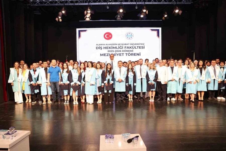 Alkü’de Diş Hekimliği Fakültesinde Mezuniyet Heyecanı