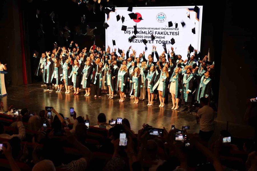 Alkü’de Diş Hekimliği Fakültesinde Mezuniyet Heyecanı