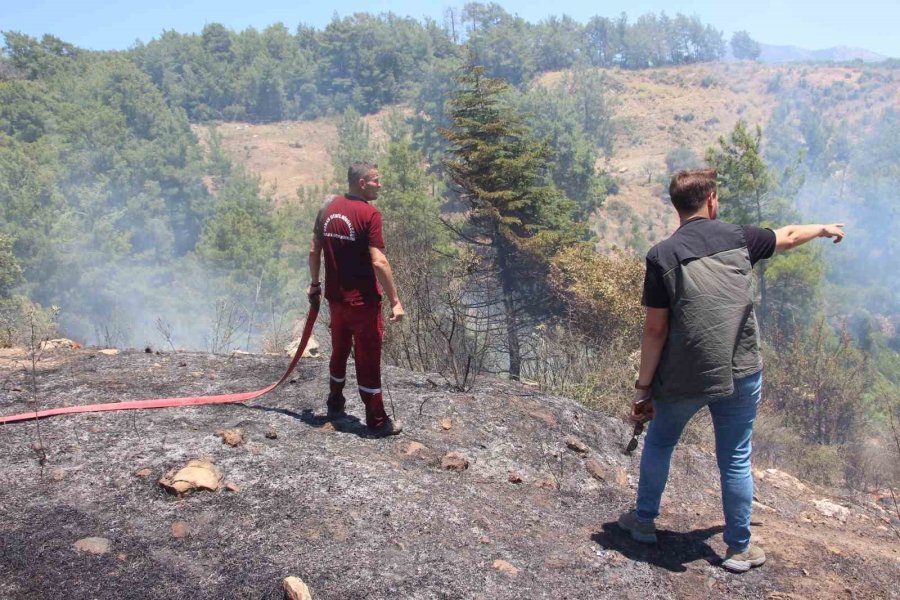 Kumluca’da Makilik Alanda Çıkan Yangın, Evlere Ve Ormanlık Alana Sıçramadan Söndürüldü