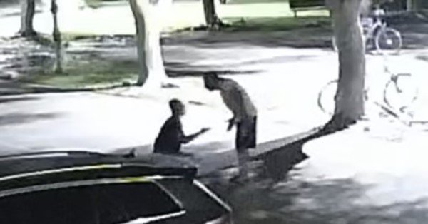 Mersin’de Site Müdürü Darbedildi, Saldırı Kameraya Yansıdı