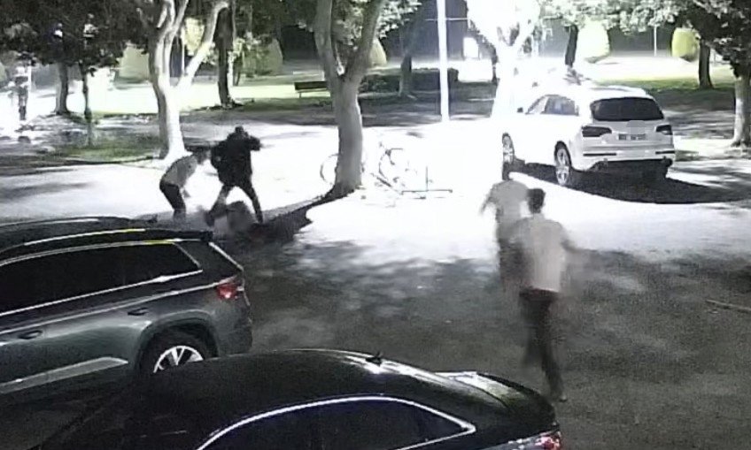Mersin’de Site Müdürü Darbedildi, Saldırı Kameraya Yansıdı