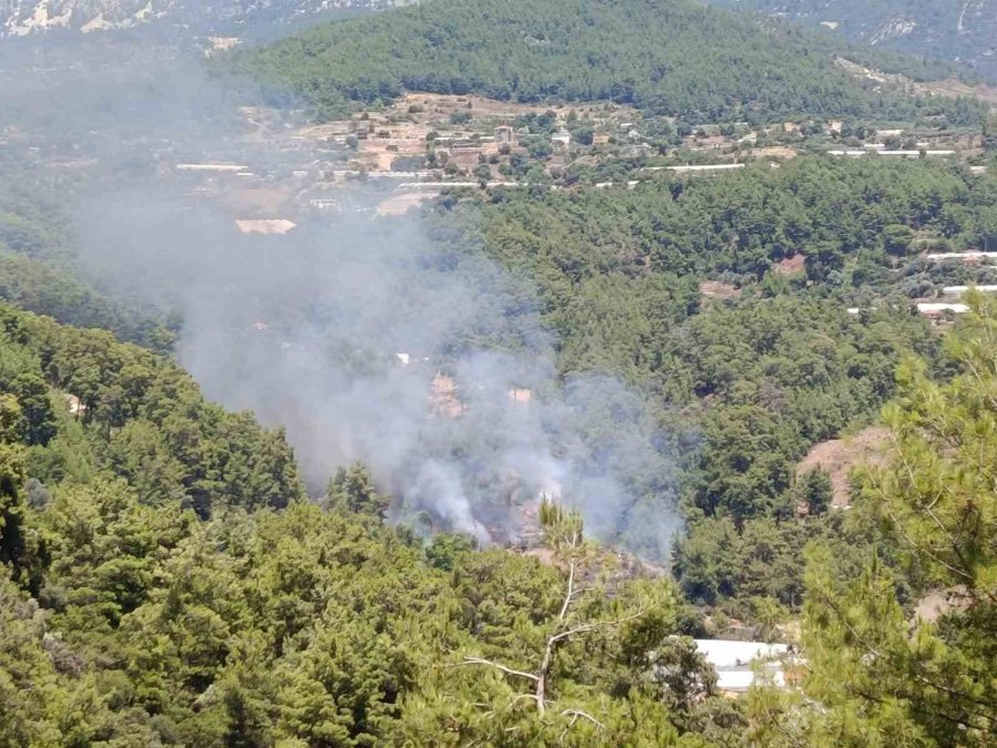 Kumluca’da Makilik Alanda Çıkan Yangın, Evlere Ve Ormanlık Alana Sıçramadan Söndürüldü