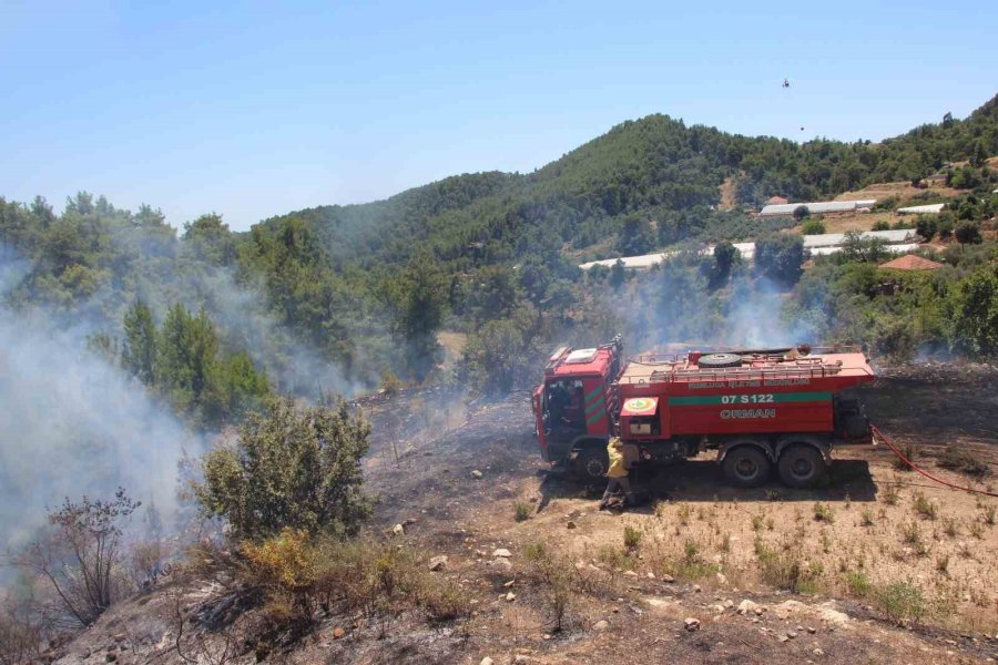 Kumluca’da Makilik Alanda Çıkan Yangın, Evlere Ve Ormanlık Alana Sıçramadan Söndürüldü
