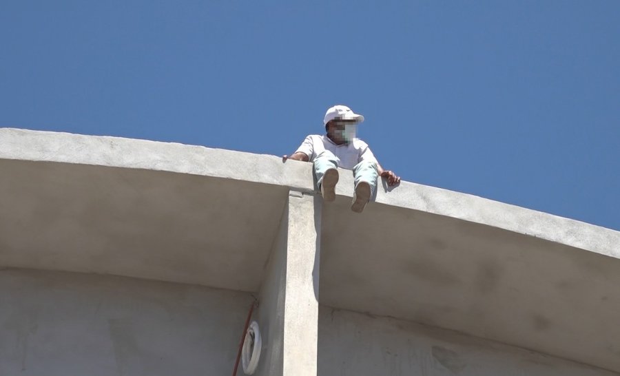 Alanya’da Çatıya Çıkan Şahıs Ekipleri Alarma Geçirdi