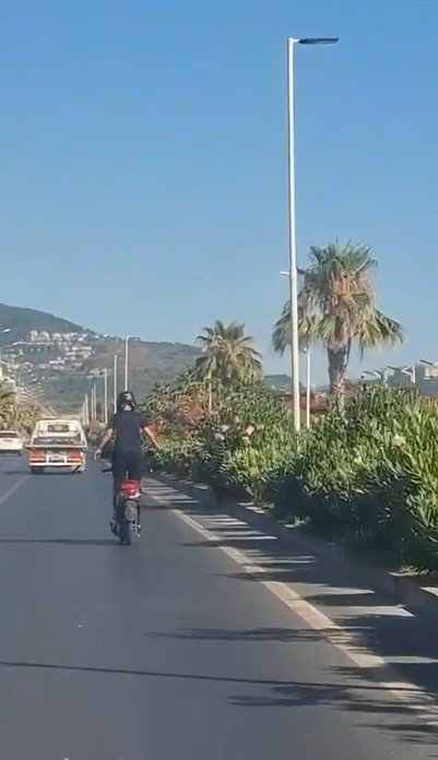 Alanya’da Motosiklet Üzerinde Ayakta İlerleyen Sürücünün Tehlikeli Yolculuğu Kamerada