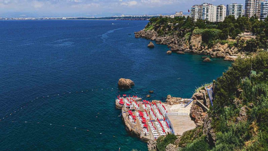 Muratpaşa’nın Mavi Bayraklı Plajlarında Yaz Keyfi