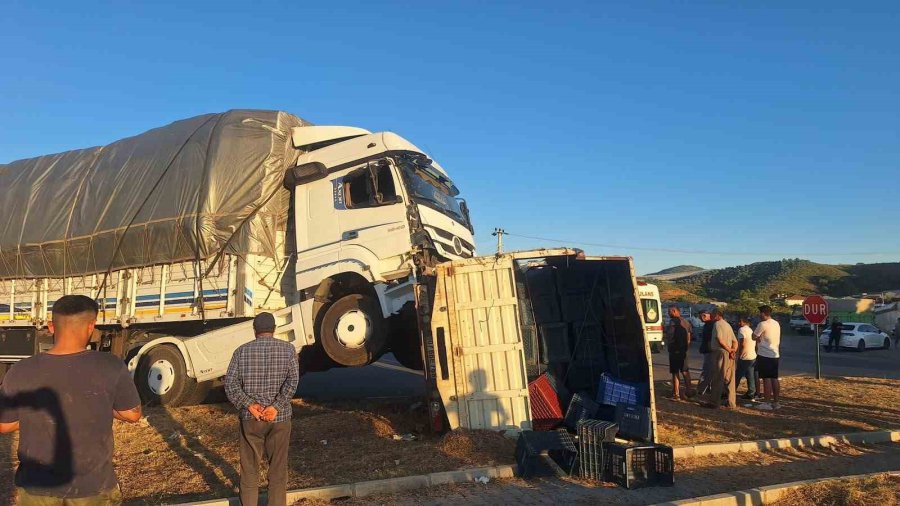 Manavgat’ta Tır İle Kamyonetin Çarpıştığı Kazada 1 Kişi Yaralandı