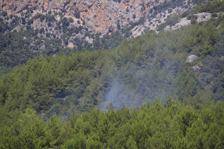 Antalya’da Ormanlık Alanda Çıkan Yangın Büyümeden Kontrol Altına Alındı