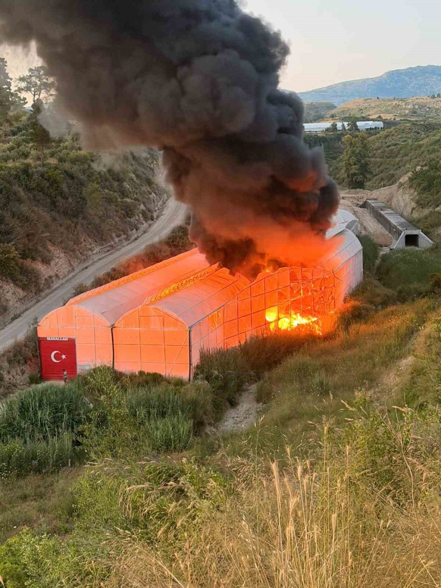 Motosiklet Yedek Parça Deposu Olarak Kullanılan Muz Serası Alev Alev Yandı